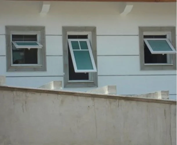 Janelas maxim-ar x basculante: entenda a diferença