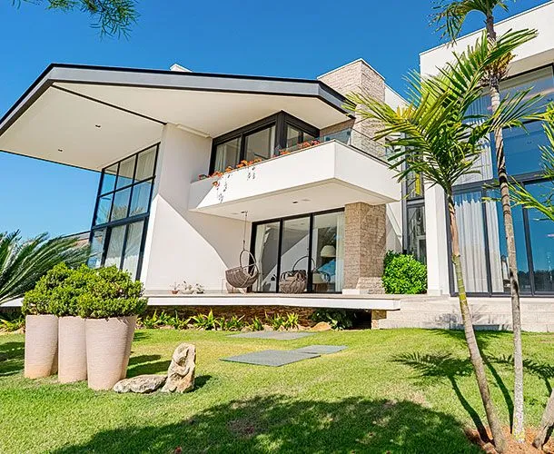 Como a personalização milimétrica em esquadrias de PVC transforma fachadas contemporâneas