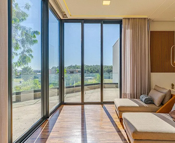 Tons escuros em esquadrias de PVC: o que arquitetos precisam saber