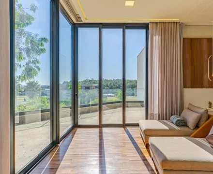 Tons escuros em esquadrias de PVC: o que arquitetos precisam saber