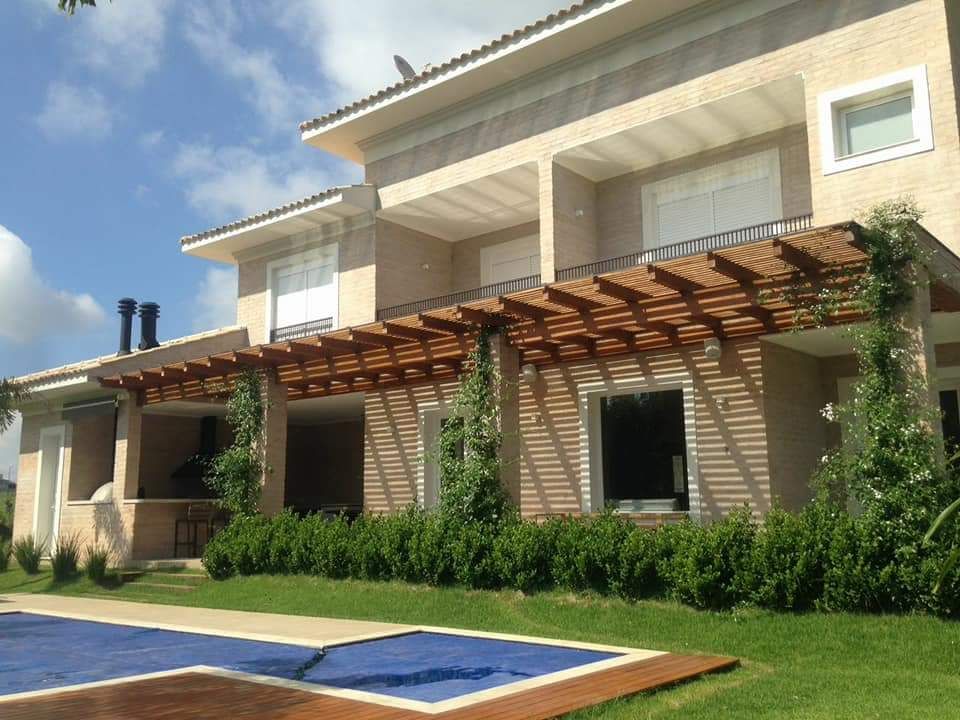 Casa em Campinas (SP) que destaca textura e pergolado de madeira
